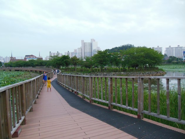 雲泉貯水池の上に建てられた遊歩道